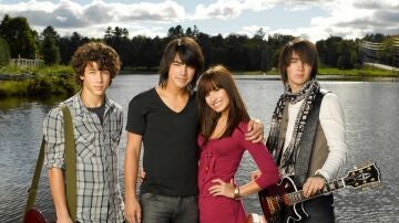 Jonas Brothers y Demi Lovato en Camp Rock