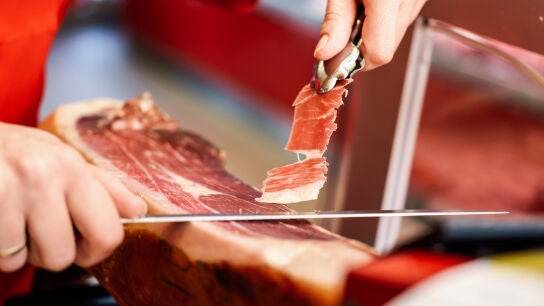Reino Unido veta el jam&oacute;n serrano y otros productos de la UE: lo que debes saber antes de viajar