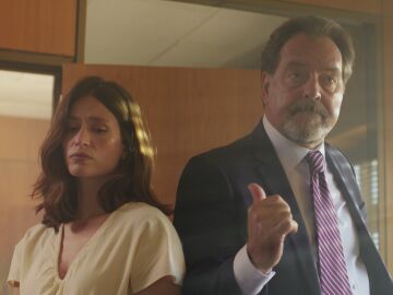 Octavio detiene el interrogatorio de la polic&iacute;a a Amanda