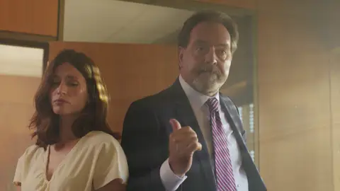 Octavio detiene el interrogatorio de la policía a Amanda Octavio detiene el interrogatorio de la policía a Amanda
