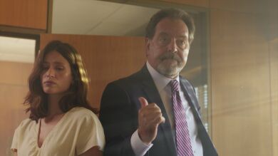 Octavio detiene el interrogatorio de la policía a Amanda: “Si alguien quiere ir contra mi hija, antes tendrá que ir contra mí”