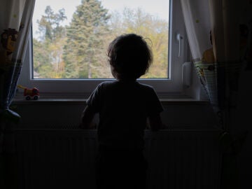 Un niño solo en casa