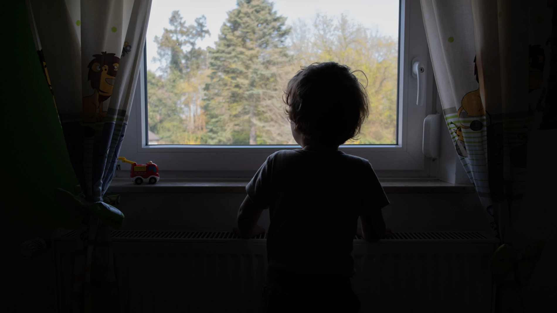 Un niño solo en casa Un niño solo en casa
