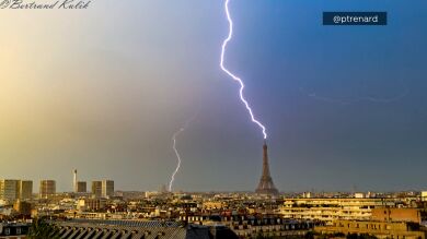 VÍDEO: Captan el momento exacto en el que un rayo impacta en la Torre Eiffel 