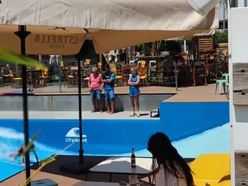 Imágenes de Elsa Pataky junto a sus hijos en un centro de surf en Madrid. Imágenes de Elsa Pataky junto a sus hijos en un centro de surf en Madrid.