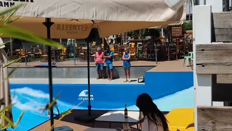 Imágenes de Elsa Pataky junto a sus hijos en un centro de surf en Madrid. Imágenes de Elsa Pataky junto a sus hijos en un centro de surf en Madrid.
