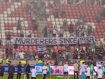 Pancarta de los hinchas israelíes del Maccabi Haifa Pancarta de los hinchas israelíes del Maccabi Haifa