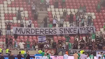 Pancarta de los hinchas israelíes del Maccabi Haifa Pancarta de los hinchas israelíes del Maccabi Haifa