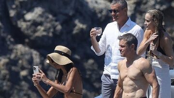 Matt Damon luce músculo mientras disfruta de unos días en yate en Ibiza con su esposa