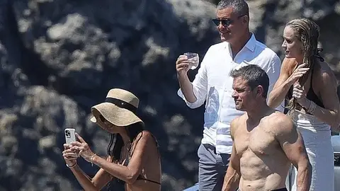 Matt Damon luce músculo mientras disfruta de unos días en yate en Ibiza con su esposa Matt Damon luce músculo mientras disfruta de unos días en yate en Ibiza con su esposa
