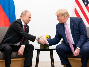 El presidente Donald J. Trump estrecha la mano del presidente de la Federación Rusa, Vladímir Putin, durante una reunión bilateral el viernes.