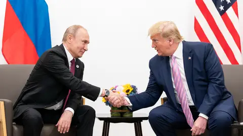 El presidente Donald J. Trump estrecha la mano del presidente de la Federación Rusa, Vladímir Putin, durante una reunión bilateral el viernes. El presidente Donald J. Trump estrecha la mano del presidente de la Federación Rusa, Vladímir Putin, durante una reunión bilateral el viernes.