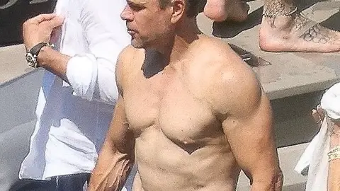 Matt Damon luce músculo en un yate en Ibiza. Matt Damon luce músculo en un yate en Ibiza.