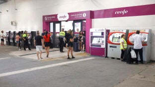Viajeros a la espera de nuevas actualizaciones en la estaci&oacute;n de Chamart&iacute;n. 