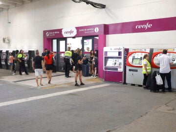 Viajeros a la espera de nuevas actualizaciones en la estación de Chamartín. 