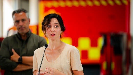La presidenta de la Comunidad de Madrid, Isabel D&iacute;az Ayuso, interviene durante su visita al Parque Central de Bomberos, a 17 de agosto de 2025, en Las Rozas, Madrid (Espa&ntilde;a). 