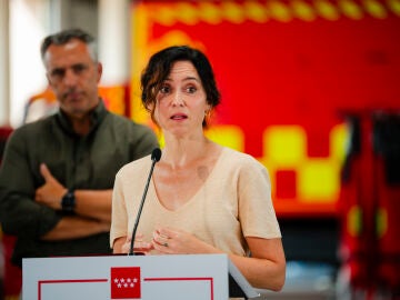 La presidenta de la Comunidad de Madrid, Isabel Díaz Ayuso, interviene durante su visita al Parque Central de Bomberos, a 17 de agosto de 2025, en Las Rozas, Madrid (España). 