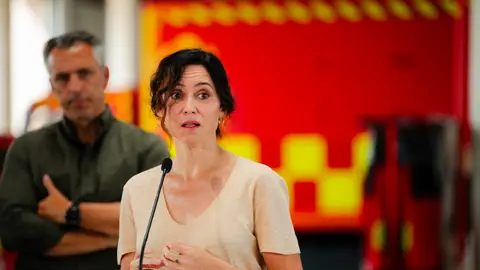 La presidenta de la Comunidad de Madrid, Isabel Díaz Ayuso, interviene durante su visita al Parque Central de Bomberos, a 17 de agosto de 2025, en Las Rozas, Madrid (España). La presidenta de la Comunidad de Madrid, Isabel Díaz Ayuso, interviene durante su visita al Parque Central de Bomberos, a 17 de agosto de 2025, en Las Rozas, Madrid (España).