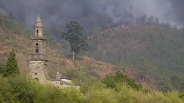 Incendio forestal se acerca a Quiroga, a 17 de agosto de 2025, en Quiroga, Lugo, Galicia (España). Incendio forestal se acerca a Quiroga, a 17 de agosto de 2025, en Quiroga, Lugo, Galicia (España).