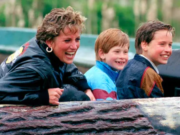 La princesa Diana y sus hijos Guillermo y Harry en 1993 La princesa Diana y sus hijos Guillermo y Harry en 1993