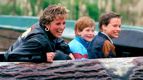 La princesa Diana y sus hijos Guillermo y Harry en 1993 La princesa Diana y sus hijos Guillermo y Harry en 1993