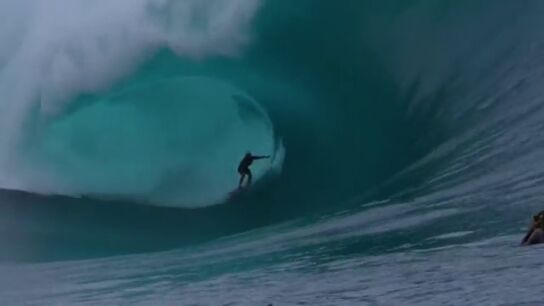 Teahupo'o en c&oacute;digo rojo: un d&iacute;a &eacute;pico de surf en las olas m&aacute;s temidas del planeta