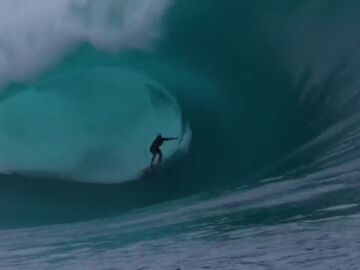Teahupo'o en código rojo: un día épico de surf en las olas más temidas del planeta
