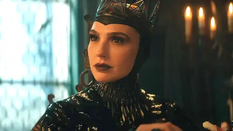 Gal Gadot como la Reina Malvada en Blancanieves Gal Gadot como la Reina Malvada en Blancanieves