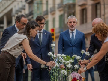Momento de la ofrenda floral esta mañana 