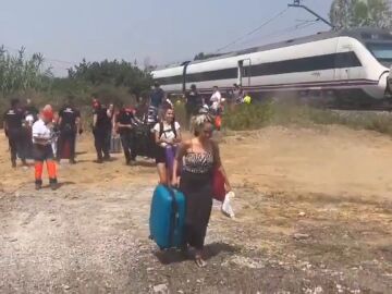 Cerca de 200 personas evacuadas de un tren en Pueyo (Navarra) por una avería en una catenaria