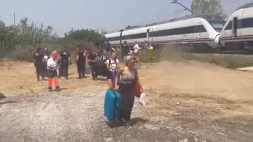 Cerca de 200 personas evacuadas de un tren en Pueyo (Navarra) por una avería en una catenaria Cerca de 200 personas evacuadas de un tren en Pueyo (Navarra) por una avería en una catenaria
