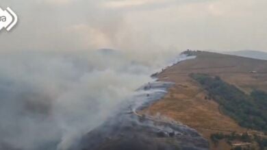 Vídeo: la arena de una playa de Asturias aparece cubierta por un manto de ceniza 