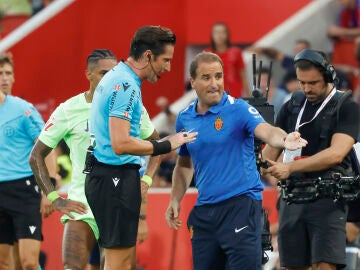 La charla entre Arrasate y Munuera Montero tras el gol de Ferran