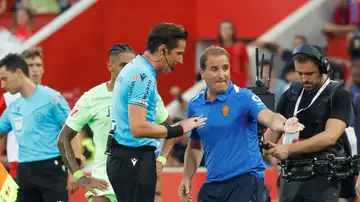 La charla entre Arrasate y Munuera Montero tras el gol de Ferran La charla entre Arrasate y Munuera Montero tras el gol de Ferran