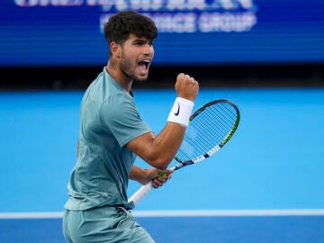 Alcaraz celebra un punto contra Zverev en Cincinnati