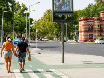 Un termómetro marca 43 grados en Sevilla