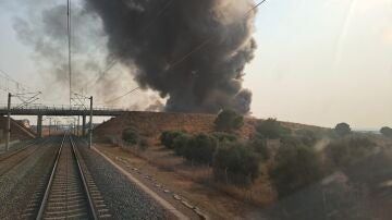 Suspendida la circulación entre Yeles y La Sagra (Toledo) por un incendio de una fábrica cercana a la vía