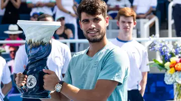 Alcaraz levantando el título Alcaraz levantando el título
