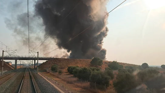 A3 Noticias 2 (19-08-25) Se suspende la circulación de los trenes entre Madrid y Andalucía a causa de un incendio en una fábrica de Toledo A3 Noticias 2 (19-08-25) Se suspende la circulación de los trenes entre Madrid y Andalucía a causa de un incendio en una fábrica de Toledo