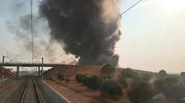 A3 Noticias 2 (19-08-25) Se suspende la circulación de los trenes entre Madrid y Andalucía a causa de un incendio en una fábrica de Toledo A3 Noticias 2 (19-08-25) Se suspende la circulación de los trenes entre Madrid y Andalucía a causa de un incendio en una fábrica de Toledo
