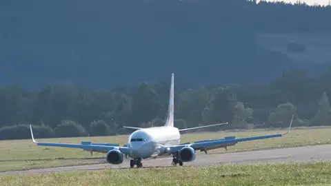 Avión aterrizando en una imagen de archivo Avión aterrizando en una imagen de archivo
