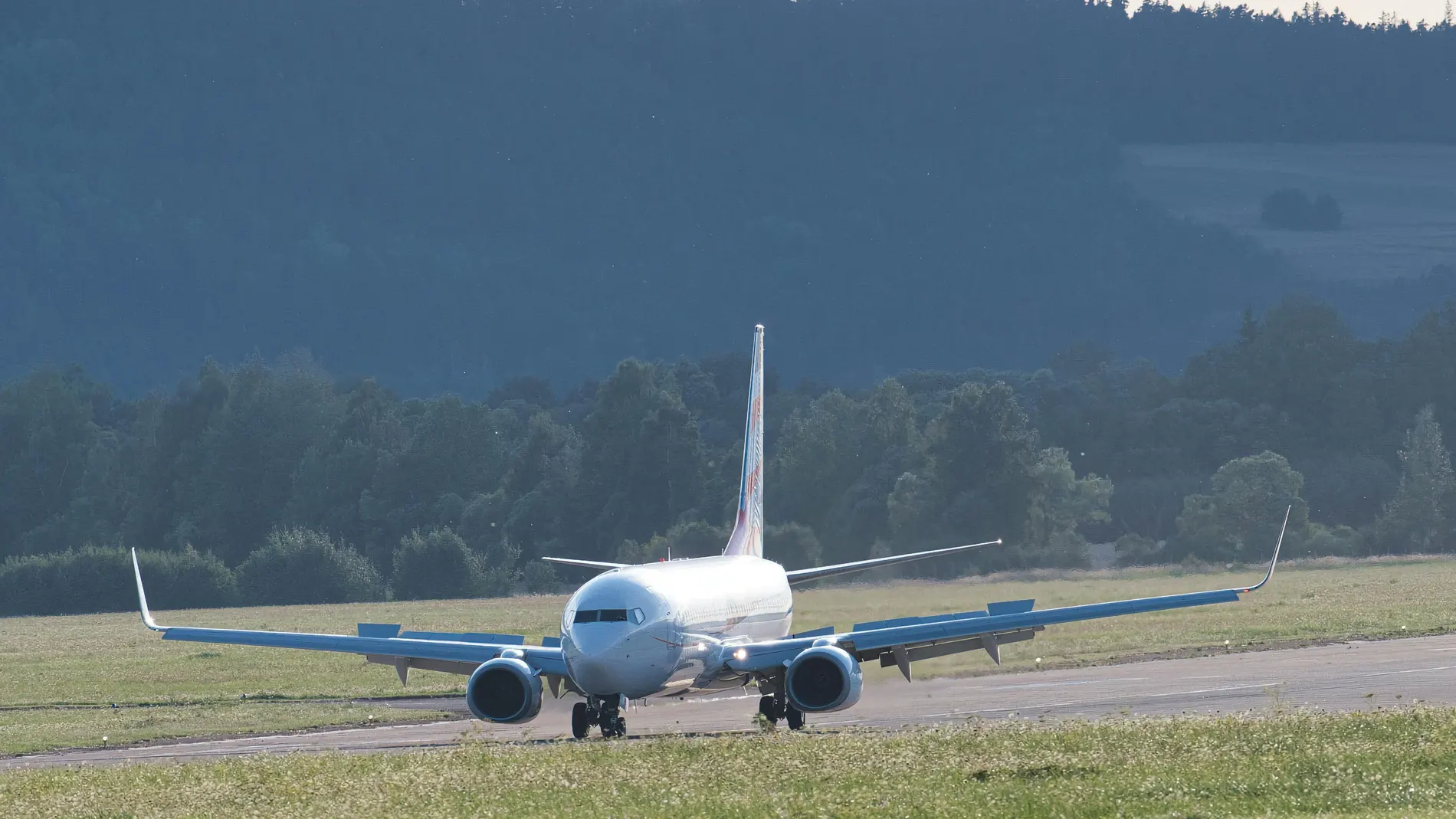 Avión aterrizando en una imagen de archivo Avión aterrizando en una imagen de archivo