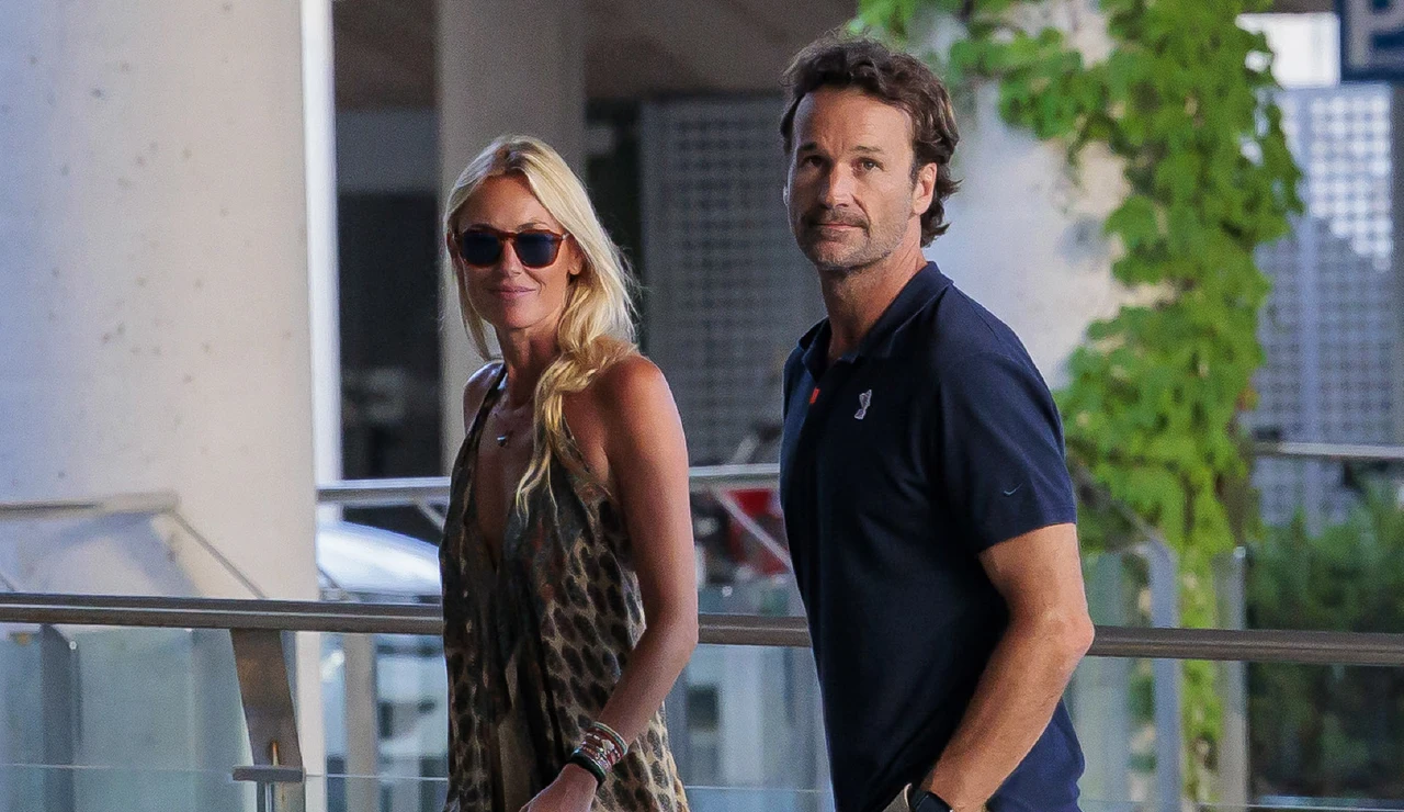 Carolina Cerezuela y Carlos Moyá entrando al hospital