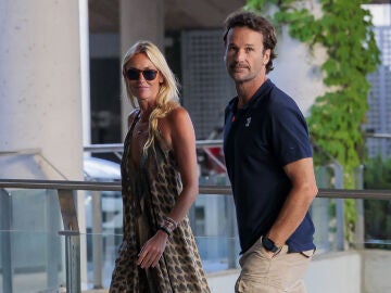 Carolina Cerezuela y Carlos Moy&aacute; entrando al hospital
