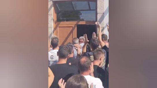 M&aacute;s de 200 vecinos lo arroparon en los juzgados y aseguran que salv&oacute; casas y vidas