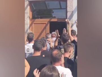 Más de 200 vecinos lo arroparon en los juzgados y aseguran que salvó casas y vidas