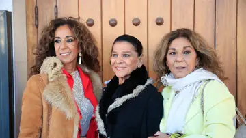 Carmen Flores junto a sus sobrinas, Rosario Flores y Lolita Flores Carmen Flores junto a sus sobrinas, Rosario Flores y Lolita Flores