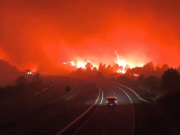 Coche circulando por la A-52 en mitad de los incendios que calcinan Ourense