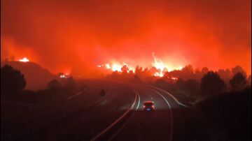 Coche circulando por la A-52 en mitad de los incendios que calcinan Ourense