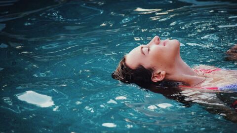 Pelo suelto en la piscina